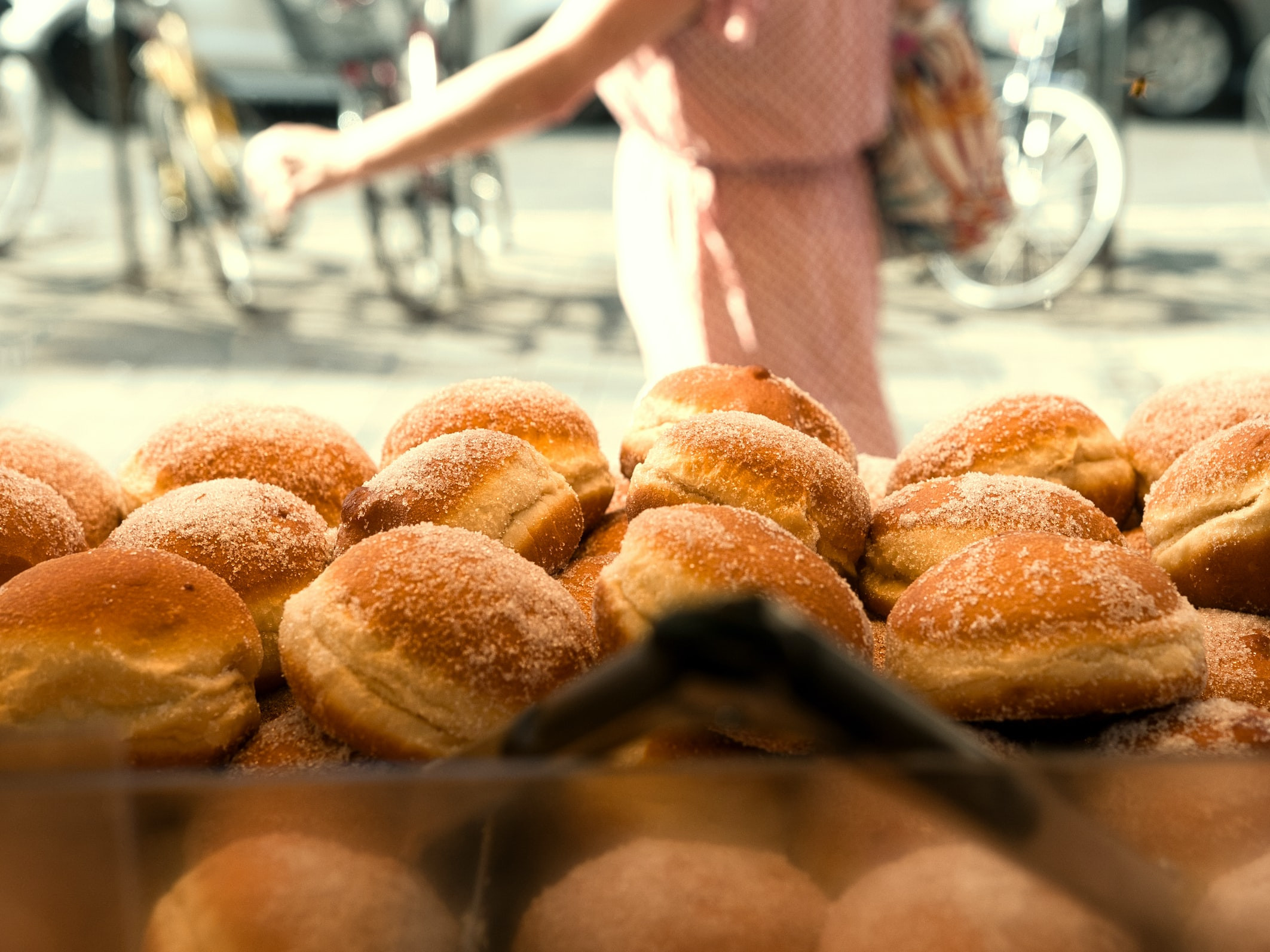 Berliner in einem Schaufenster