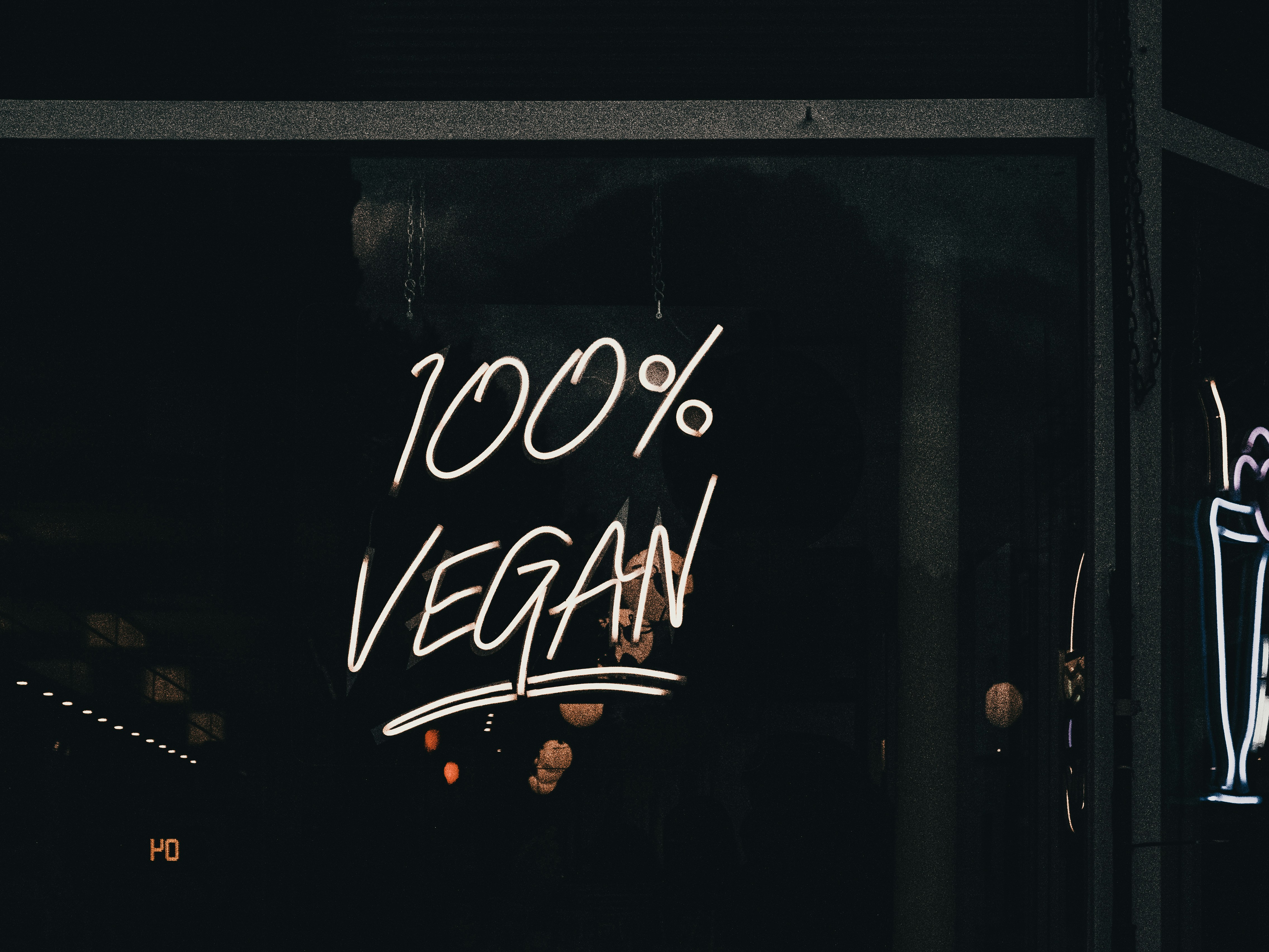 Handgeschriebener Text auf einem Fenster bei Nacht Handgeschriebener Text auf einem Fenster bei Nacht